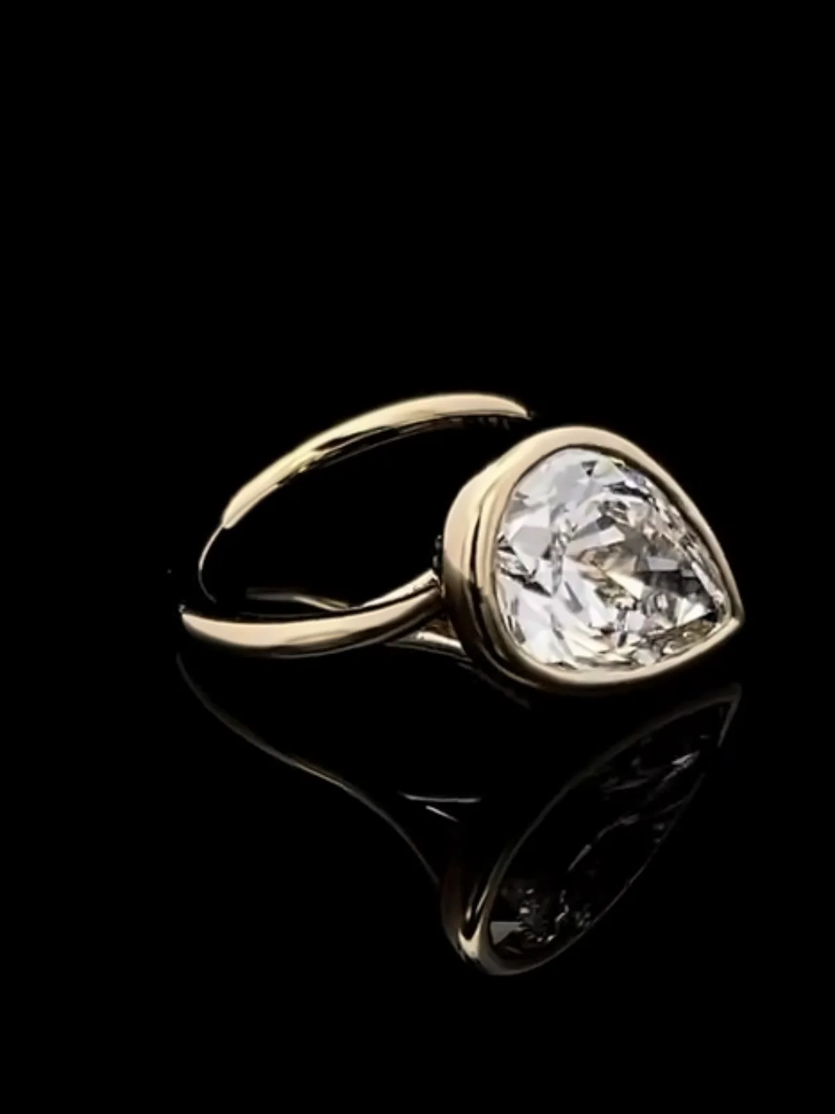 Anillo con diamante corte pera