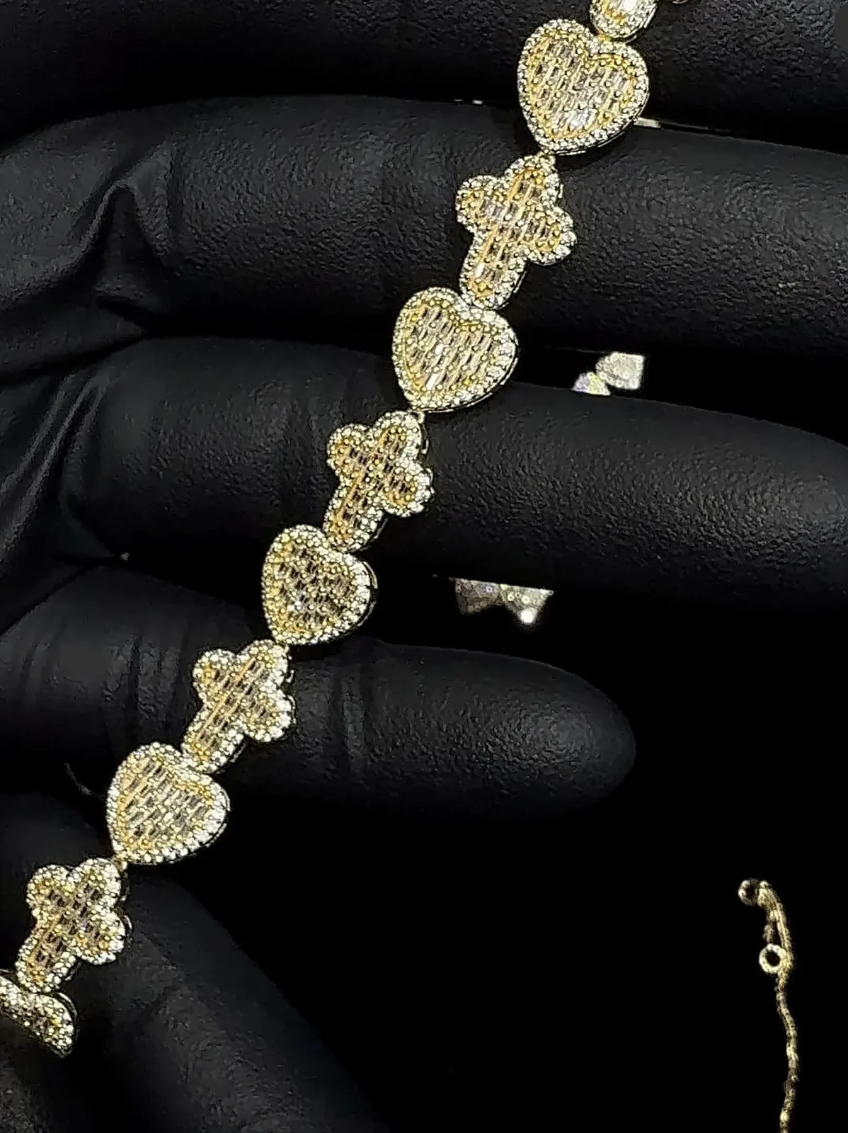Pulsera iced-out de corazones y cruces